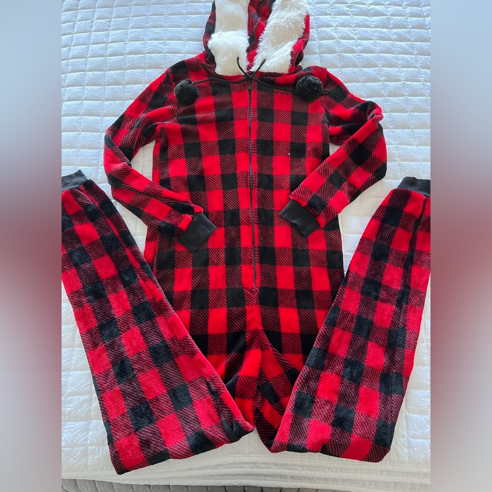 SECRET TREASURES Black & Red Plaid One Piece Pajama w/Faux Fur Hood Size Medium - Picture 5 of 9